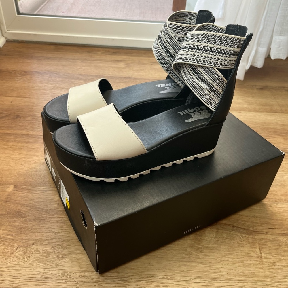 Sorel Women's Striped Black and Cream Platforms size 6 NIB